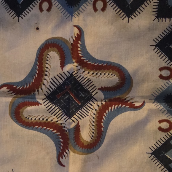 Geometric Patterned Poly/Cotton Bedding - Picture 4 of 4